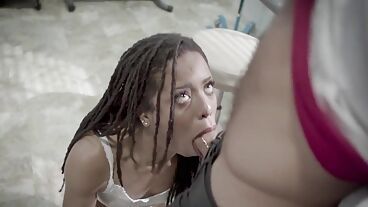 Черная пациентка делает минет доктору и трахается раком