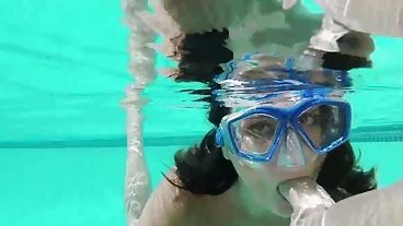 Подводный минет в бассейне выпросил у развратной красотки