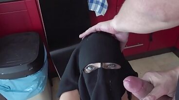 Арабская домохозяйка трахается на кухне и получает сперму на лицо