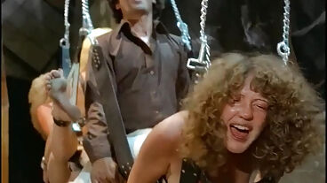 Мужчина трахает красоток на БДСМ качелях в классическом порно ролике