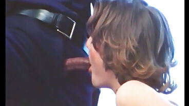 Домохозяйка трахается с участковым и получает сперму на волосатую киску